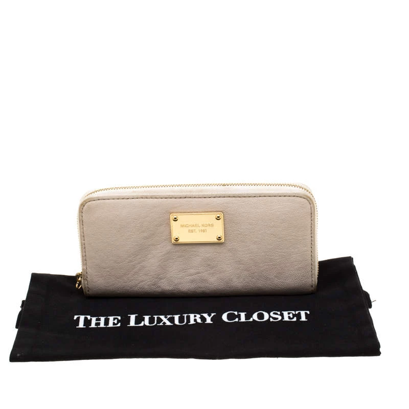 Michael Kors Off White Leather Jet Set Continental Wallet For Women - Image 8