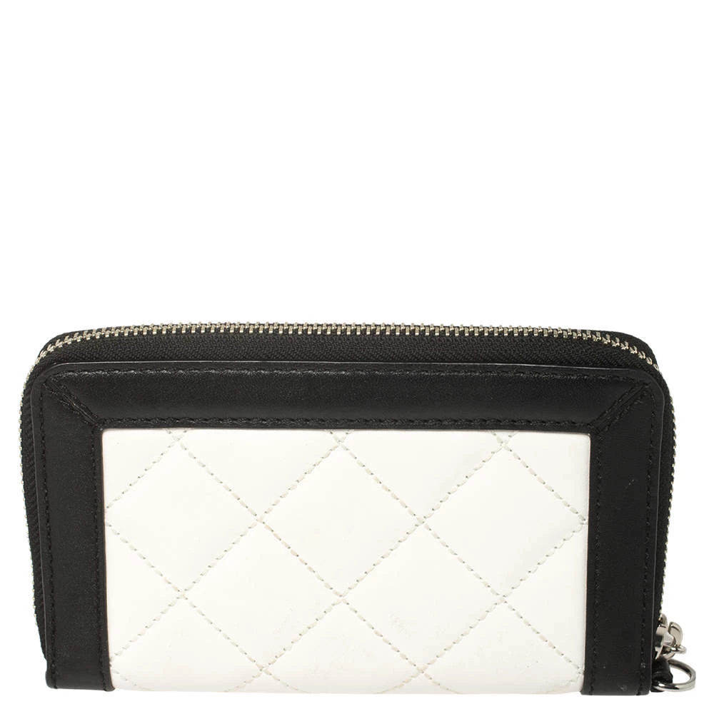 Michael Kors White/Black Quilted Leather Wristlet Wallet For Women - Image 4