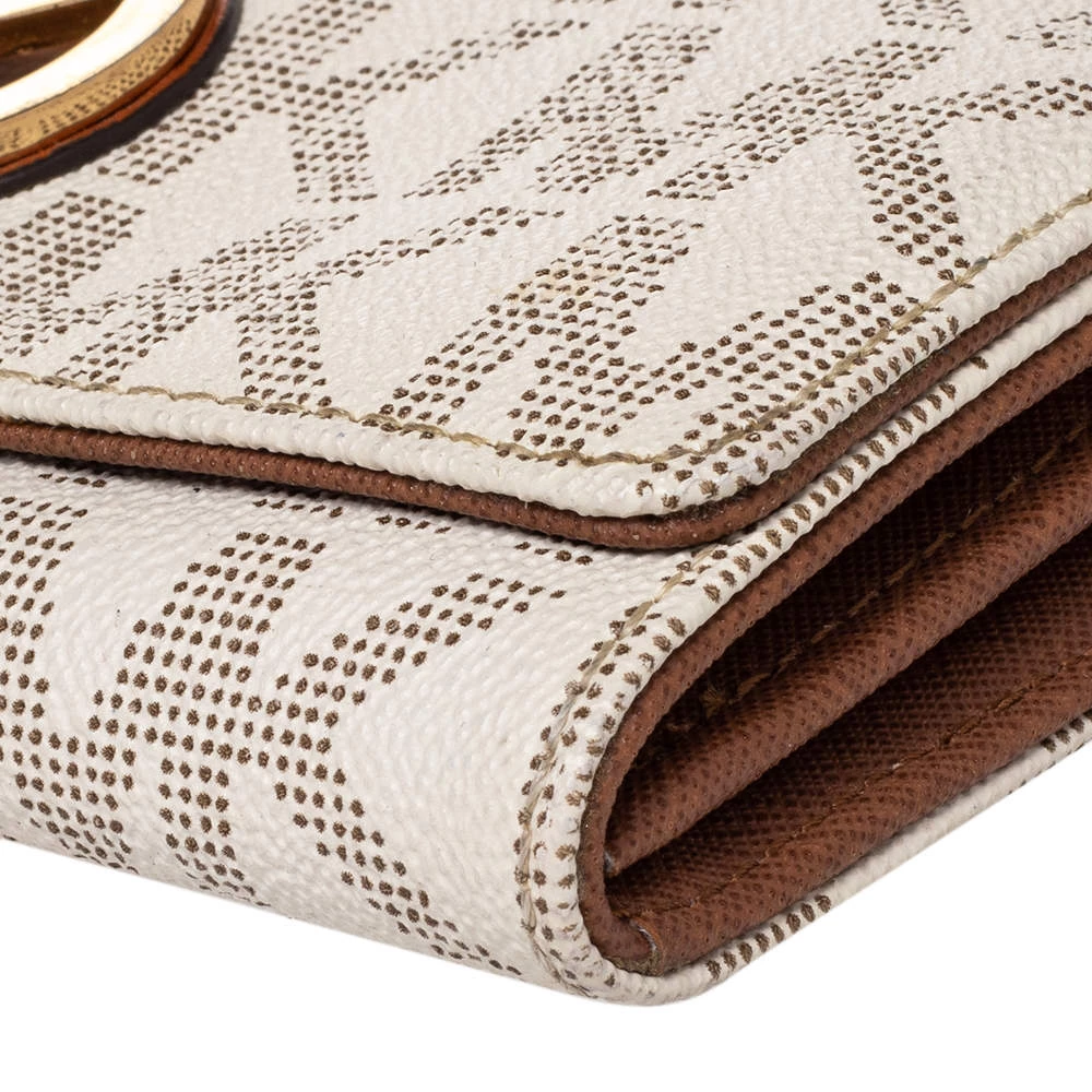 Michael Kors White Signature Canvas Fulton Wallet For Women - Image 12