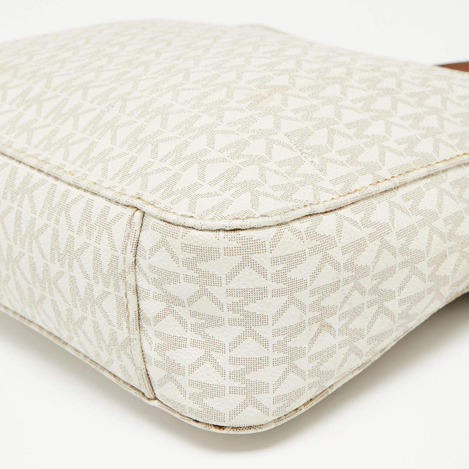 Michael Kors White Signature Coated Canvas Jet Set Messenger Bag For Women - Image 11