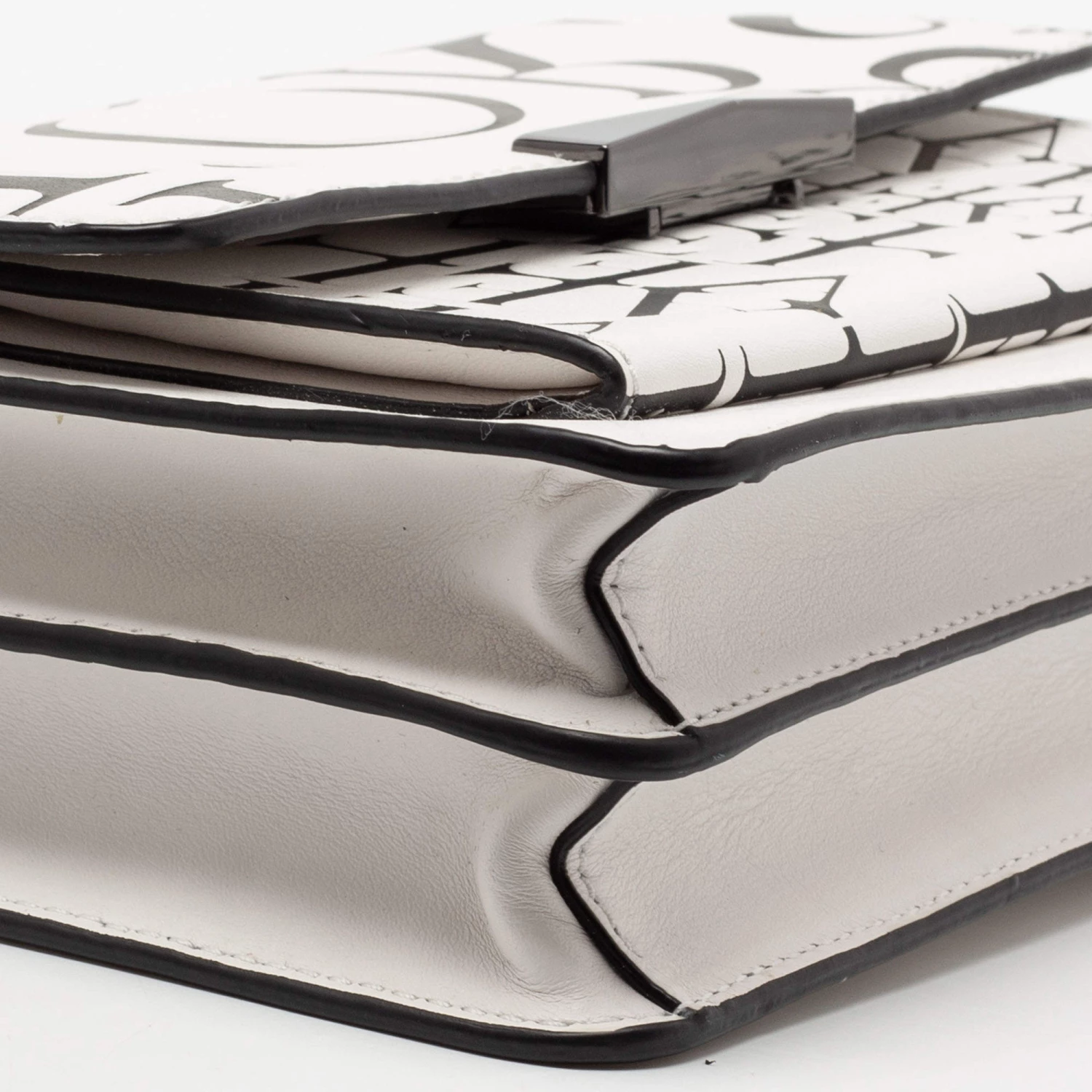 Michael Kors White Newsprint Logo Leather Jade Large Shoulder Bag For Women - Image 12